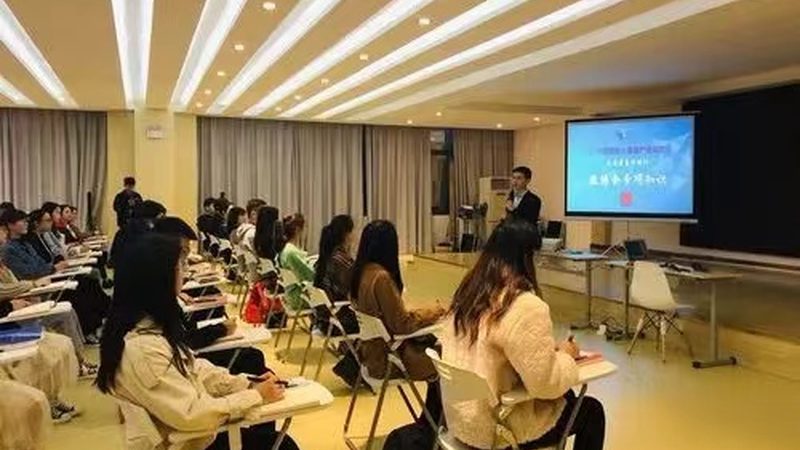 教师资格证备考，如何选择合适的培训班？**