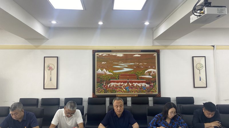 建筑工程专业建造师需要关注建筑设计、施工技术、建筑法规等方面。推荐自学资料有：